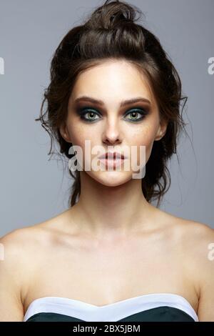 Portrait de beauté de la jeune femme. Brunette fille avec cheveux longs et maquillage de jour de femme. Banque D'Images