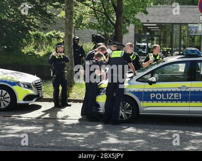 Hambourg, Allemagne. 05e juin 2020. Les flics sont debout devant une école dans la rue. En raison d'une menace d'attaques par téléphone, la police a pris des mesures de protection devant une école dans le district de Mümmelmannsberg à Hambourg, vendredi midi. Credit: ---/TeleNewsNetwork/dpa/Alay Live News Banque D'Images