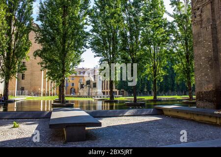 Parme, Italie - 8 juillet 2017 : vue sur une fontaine avec arbres et le monument Giuseppe Verdi, Piazzale della Pace Banque D'Images