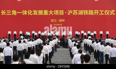 Huzhou. 5 juin 2020. Photo prise le 5 juin 2020 montre la cérémonie de lancement de la construction du chemin de fer à grande vitesse Shanghai-Suzhou-Huzhou à Huzhou, dans la province de Zhejiang, en Chine orientale. La construction d'un nouveau chemin de fer à grande vitesse reliant Shanghai et les villes voisines de Suzhou et Huzhou a été lancée vendredi. Le chemin de fer, avec une vitesse maximale de 350 km/h, est un projet clé pour le delta du Yangtze, afin de renforcer encore l'intégration régionale. Credit: Huang Zongzhi/Xinhua/Alay Live News Banque D'Images