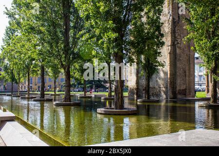 Parme, Italie - 8 juillet 2017 : vue sur une fontaine avec arbres à Piazzale della Pace, le temps d'un soleil Banque D'Images