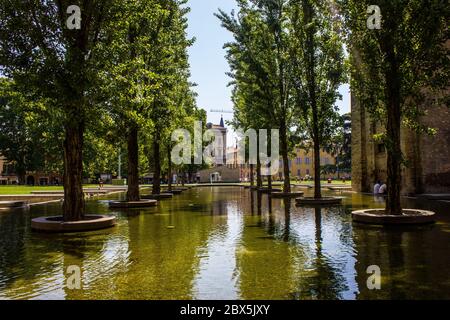 Parme, Italie - 8 juillet 2017 : vue sur une fontaine avec arbres à Piazzale della Pace, le temps d'un soleil Banque D'Images