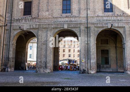 Parme, Italie - 8 juillet 2017 : vue sur une foire de rue près du Palazzo della Pilotta lors d'une journée ensoleillée Banque D'Images