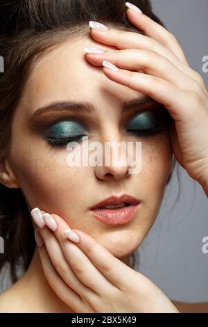 Portrait de beauté de la jeune femme. Brunette fille avec cheveux longs et maquillage de jour de femme. Yeux fermés. Banque D'Images