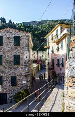 Vernazza, Italie - 8 juillet 2017 : vue sur le village de Vernazza par une journée ensoleillée Banque D'Images