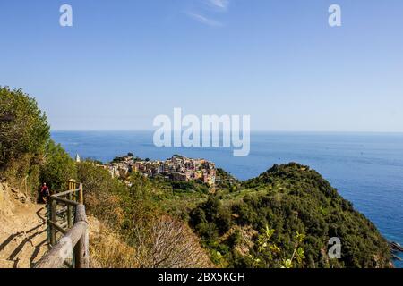 Cinque Terre, Italie - 8 juillet 2017 : vue sur Corniglia depuis le sentier de randonnée jusqu'à Vernazza, le temps d'une journée ensoleillée Banque D'Images