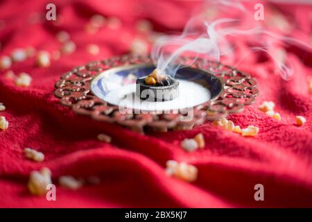 L'encens brûle sur un charbon chaud. Résine aromatique, utilisée pour les rites religieux, l'encens et les parfums, la fumée d'encens Banque D'Images