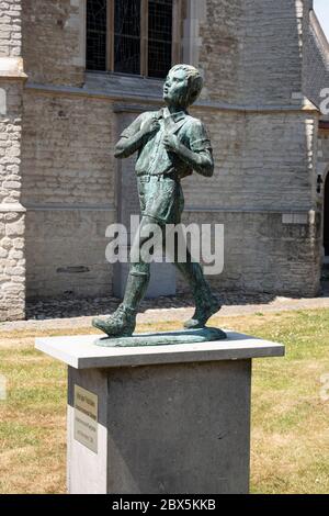 Bazel, Belgique, 1er juin 2020, statue d'un garçon marchant Banque D'Images