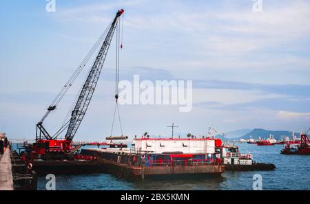 La grue flottante repose sur le tuyau de levage en béton de la barge. Banque D'Images