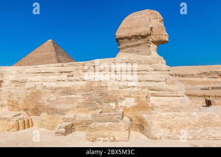 Le grand Sphinx de Gizeh avec la grande pyramide de Gizeh ou Pyramide de Khéops, pyramide de Gizeh, Egypte complexes Banque D'Images