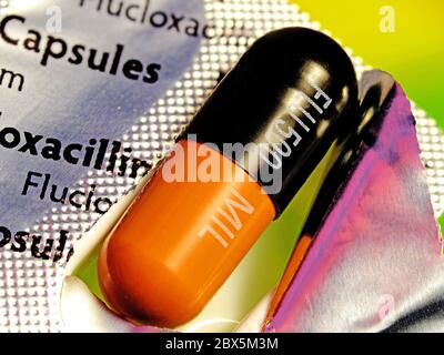 Capsule de flucloxacilline comprimé antibiotique et emballage Banque D'Images