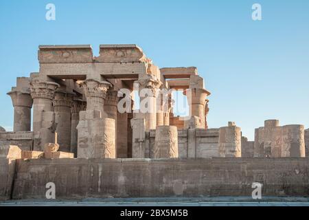 Le Temple de Kom Ombo, double temple dans la ville de Kom Ombo, le long du Nil, gouvernorat d'Assouan, haute-Égypte Banque D'Images