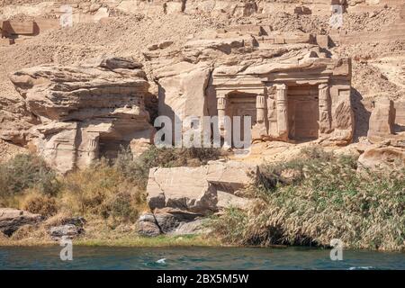 Un petit temple sculpté dans les rochers, situé entre Edfu et Assouan sur le Nil, Egypte, Afrique Banque D'Images