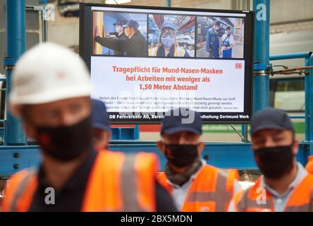 Dortmund, Allemagne. 05e juin 2020. L'obligation de porter des masques buccaux lorsque vous travaillez à une distance inférieure à 1.50 mètres peut être lue sur un écran de DB-Fernverkehrswerk. Avec un personnel de nettoyage supplémentaire et des plans de nettoyage modifiés, Deutsche Bahn veut assurer l'hygiène en temps de corona. Crédit : Bernd Thissen/dpa/Alay Live News Banque D'Images