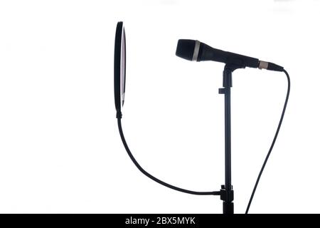 Microphone studio professionnel avec protection anti-pop sur un support isolé sur fond blanc. Personne Banque D'Images