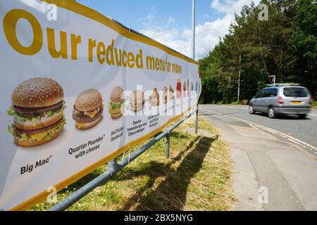 Carmarthen, Royaume-Uni. 5 juin 2020. Des voitures font la queue chez McDonald's à Carmarthen pour son service de passage au volant. Crédit: Gruffydd Ll. Thomas/Alay Live News Banque D'Images