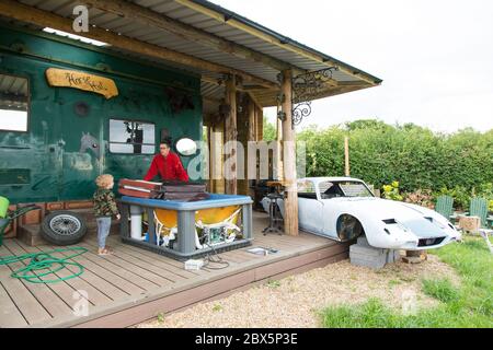 Lotus Elan +2 voiture classique en cours de conversion en un bain à remous personnalisé, Medstead, Alton, Hampshire Angleterre, Royaume-Uni. Banque D'Images