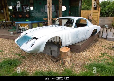 Lotus Elan +2 voiture classique en cours de conversion en un bain à remous personnalisé, Medstead, Alton, Hampshire Angleterre, Royaume-Uni. Banque D'Images