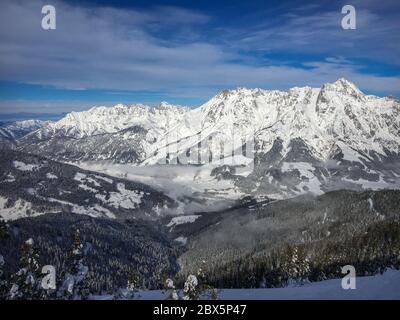 Vue panoramique sur les montagnes enneigées de Leogang avec la montagne de Birnhorn (à droite, 2,643 m) et les montagnes de Lofer dans les Alpes d'Austrain contre le ciel bleu Banque D'Images