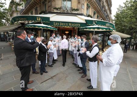 RÉOUVERTURE DE LA BRASSERIE LES DEUX MAGOTS APRÈS LE VERROUILLAGE Banque D'Images