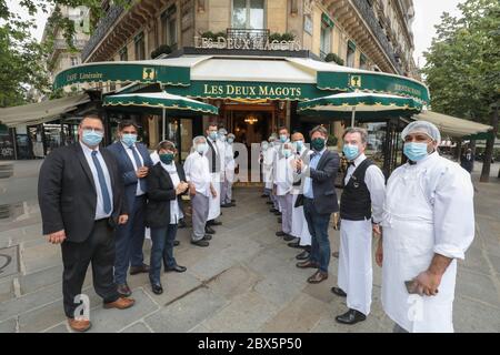 RÉOUVERTURE DE LA BRASSERIE LES DEUX MAGOTS APRÈS LE VERROUILLAGE Banque D'Images