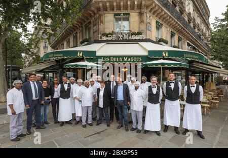 RÉOUVERTURE DE LA BRASSERIE LES DEUX MAGOTS APRÈS LE VERROUILLAGE Banque D'Images