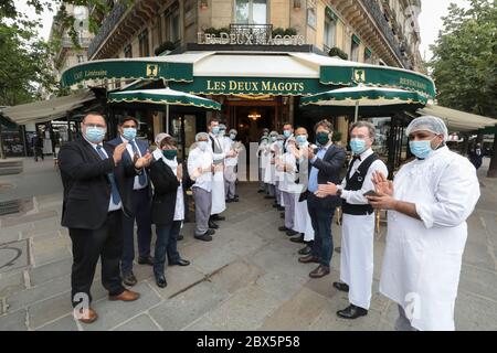 RÉOUVERTURE DE LA BRASSERIE LES DEUX MAGOTS APRÈS LE VERROUILLAGE Banque D'Images