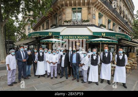 RÉOUVERTURE DE LA BRASSERIE LES DEUX MAGOTS APRÈS LE VERROUILLAGE Banque D'Images