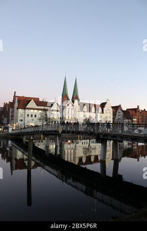 Luebeck, Allemagne - 02 décembre 2016 : vue sur Lübeck et un pont piétonnier au-dessus de la rivière Trave au crépuscule. Le pont est à 'an der Untertrave' Banque D'Images