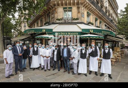RÉOUVERTURE DE LA BRASSERIE LES DEUX MAGOTS APRÈS LE VERROUILLAGE Banque D'Images