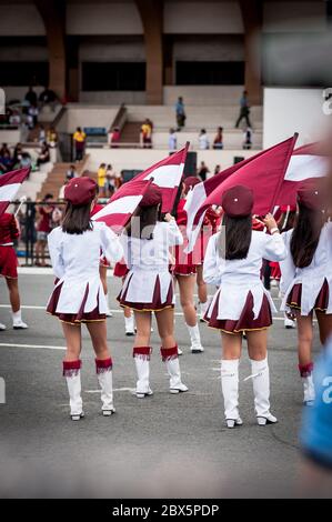 Un défilé de jeunes filles Philippines se déroule au Festival de la Fête du Nazaréen noir à Manille, aux Philippines. Banque D'Images