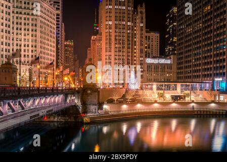 Chicago, il, USA- 16 décembre 2017, Chicago Tribune Tower, paysage urbain de nuit, à usage éditorial uniquement Banque D'Images