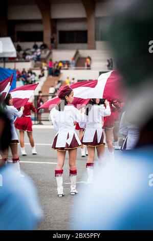 Un défilé de jeunes filles Philippines se déroule au Festival de la Fête du Nazaréen noir à Manille, aux Philippines. Banque D'Images