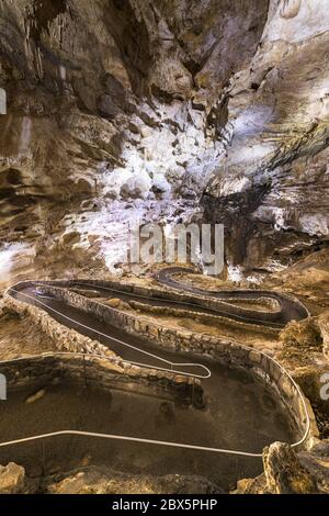 Parc national de Carlsbad Cavern, Nouveau-Mexique, États-Unis, sentiers vers les profondeurs intérieures. Banque D'Images