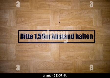 27 mai 2020, Saxe-Anhalt, Stendal: 'Veuillez garder une distance de 1.50m' est écrit sur le sol à l'école secondaire 'Vladimir Komarov'. Le ministre de l'éducation de l'État a remis des avis de financement fédéral pour les salles de classe numériques à plusieurs directeurs de l'école. Près de huit mois après le début du programme de financement des salles de classe numériques, les premières écoles peuvent maintenant acheter de la technologie. La plupart des écoles l'utilisent pour étendre leurs lignes Internet et leurs réseaux WLAN et installent des appareils tels que des tablettes, des beamers et des cartes interactives. Photo: Klaus-Dietmar Gabbert/dpa-Zentralbild/ZB Banque D'Images