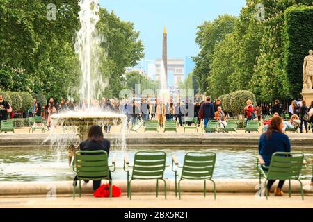 Paris, France - 17 juin 2019 : attention sélective à l'Obélisque et à l'arc triomphal avec les touristes Profitez des vacances au jardin des Tuileries à Paris Banque D'Images