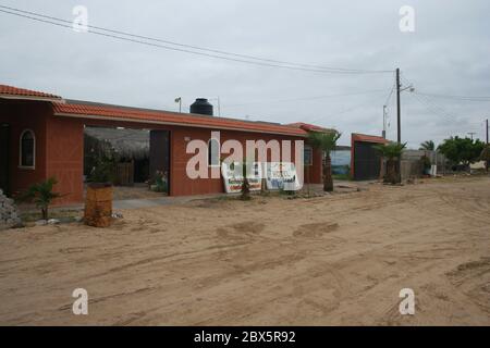 Routes non pavées à Puerto San Carlos, Basse-Californie, Mexique. Des routes sales et sablonneuses dans un Puerto San Carlos déserté hors saison. Banque D'Images