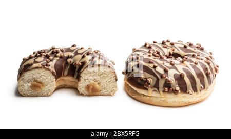 Beignets recouverts de chocolat et de glaçage au caramel isolés sur du blanc Banque D'Images