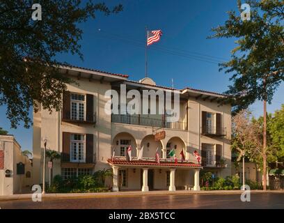 La Posada Hotel, ancien vieux Laredo High School (1917), style colonial revival espagnol, Plaza de San Agustin, Laredo, Texas, États-Unis Banque D'Images