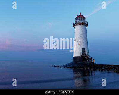 Le phare de point of Ayr sur une plage très calme à Talacre, au nord du pays de Galles, contre un ciel bleu et violet au coucher du soleil le jour du nouvel an Banque D'Images