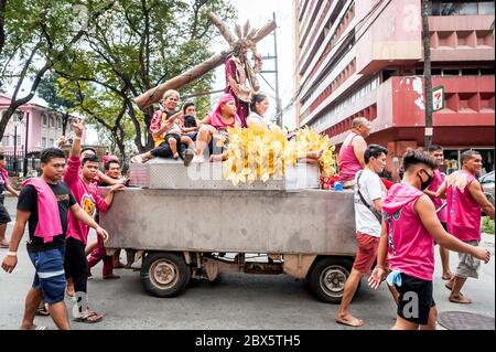 Des milliers de fidèles catholiques philippins se rendent dans la ville de Manille pour une importante parade religieuse appelée la Fête du Nazaréen noir. Banque D'Images