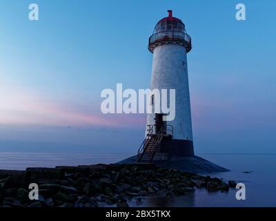 Le phare de point of Ayr sur une plage très calme à Talacre, au nord du pays de Galles, contre un ciel bleu et violet au coucher du soleil le jour du nouvel an Banque D'Images