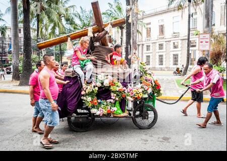 Des milliers de fidèles catholiques philippins se rendent dans la ville de Manille pour une importante parade religieuse appelée la Fête du Nazaréen noir. Banque D'Images