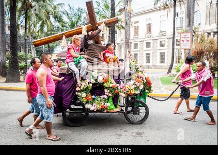 Des milliers de fidèles catholiques philippins se rendent dans la ville de Manille pour une importante parade religieuse appelée la Fête du Nazaréen noir. Banque D'Images