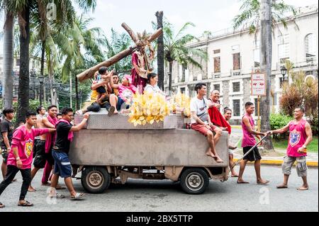 Des milliers de fidèles catholiques philippins se rendent dans la ville de Manille pour une importante parade religieuse appelée la Fête du Nazaréen noir. Banque D'Images