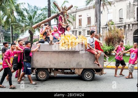 Des milliers de fidèles catholiques philippins se rendent dans la ville de Manille pour une importante parade religieuse appelée la Fête du Nazaréen noir. Banque D'Images