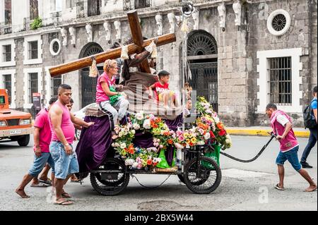 Des milliers de fidèles catholiques philippins se rendent dans la ville de Manille pour une importante parade religieuse appelée la Fête du Nazaréen noir. Banque D'Images