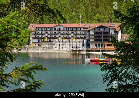 Célèbre Eibsee Hotel à Grainau à Zugspitze montagne - GRAINAU, ALLEMAGNE - 26 MAI 2020 Banque D'Images