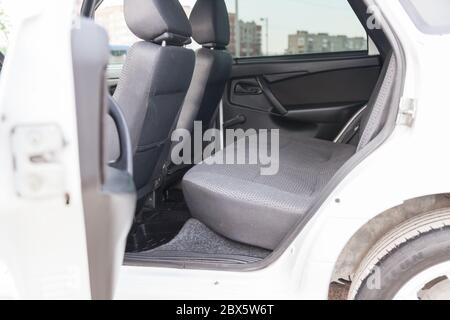 Novosibirsk, Russie - 05.20.2020: Ouvrir la porte arrière de l'ancienne marque de voiture russe LADA VAZ 2114 une rangée de sièges passager capitonnés de tissu gris et d'esprit Banque D'Images