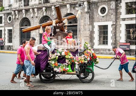 Des milliers de fidèles catholiques philippins se rendent dans la ville de Manille pour une importante parade religieuse appelée la Fête du Nazaréen noir. Banque D'Images